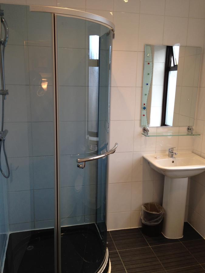 אילפורד Rossmore Hotel מראה חיצוני תמונה