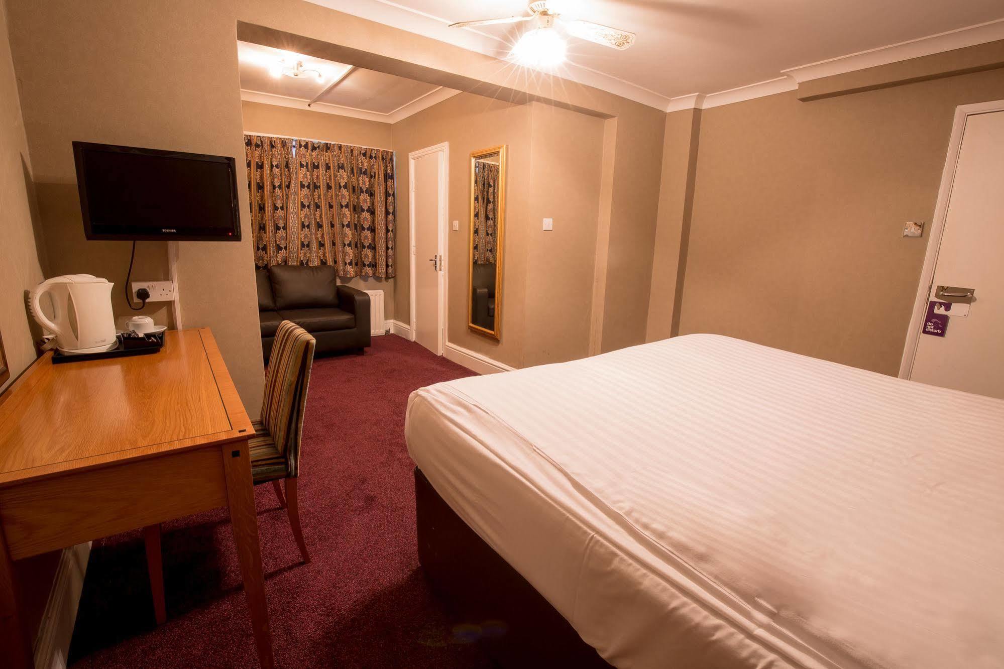 אילפורד Rossmore Hotel מראה חיצוני תמונה