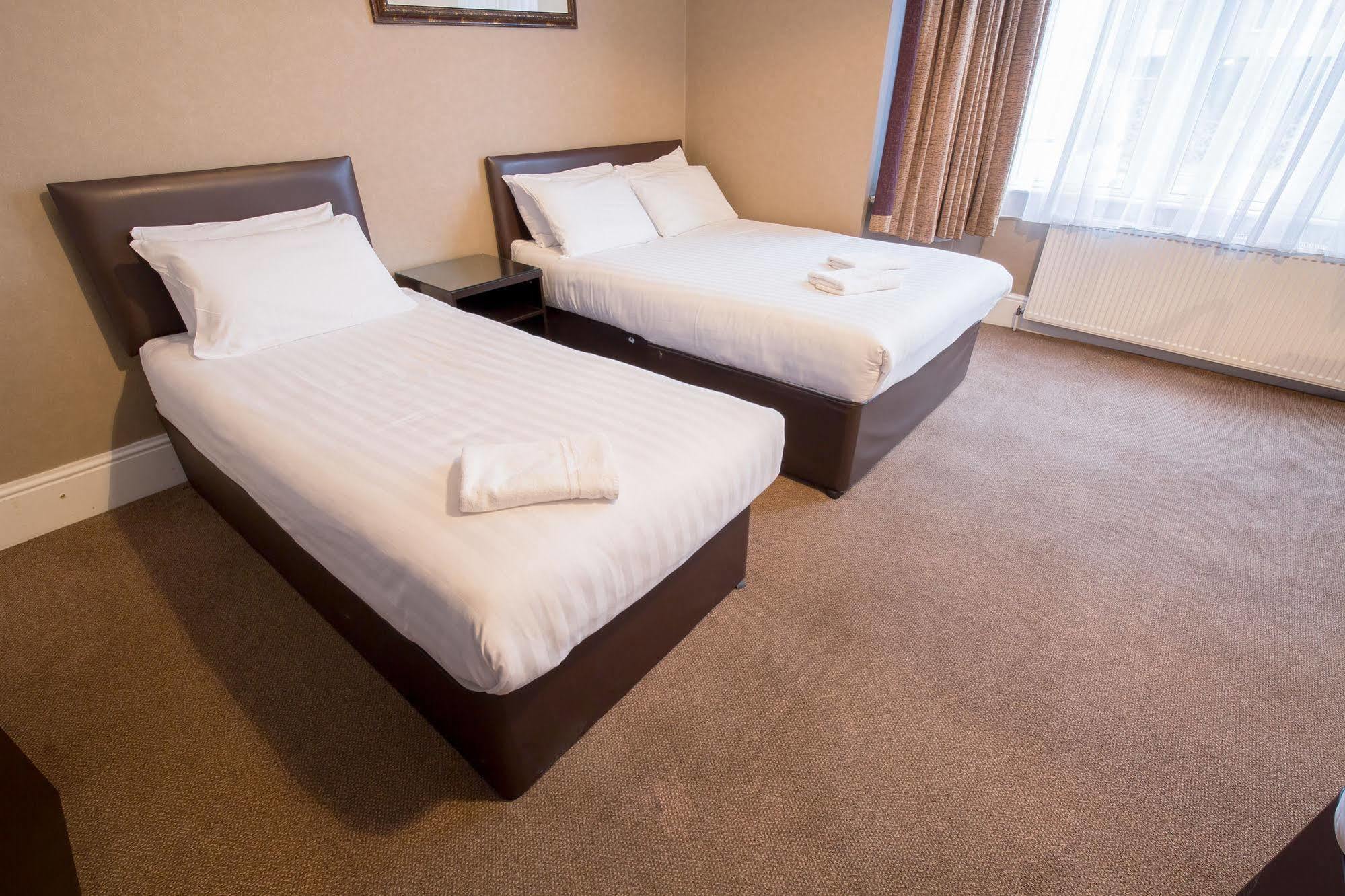 אילפורד Rossmore Hotel מראה חיצוני תמונה
