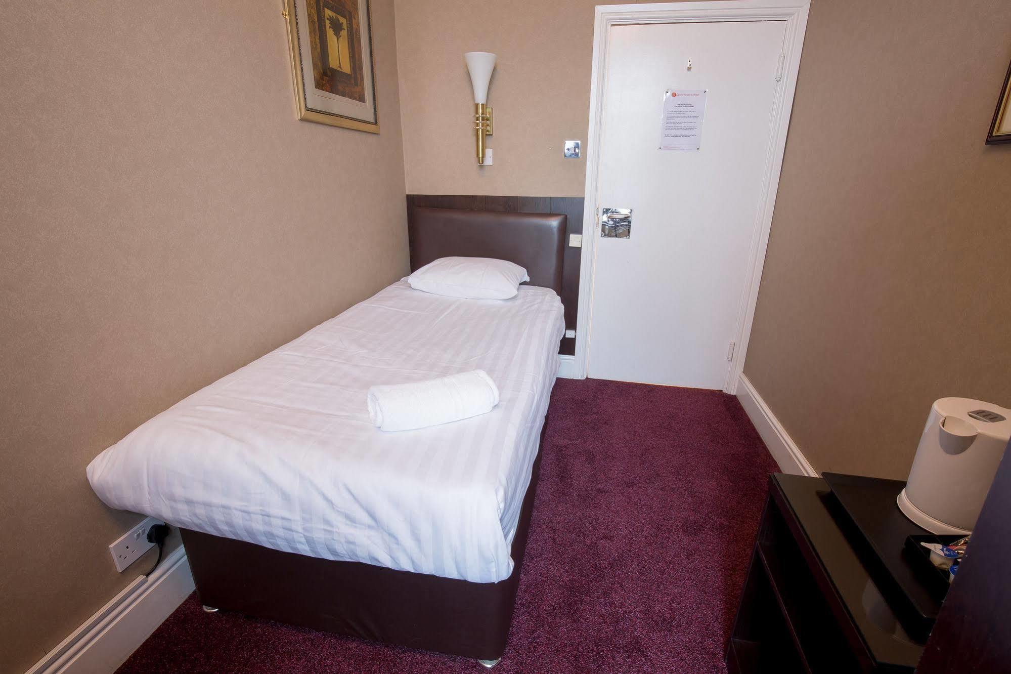 אילפורד Rossmore Hotel מראה חיצוני תמונה