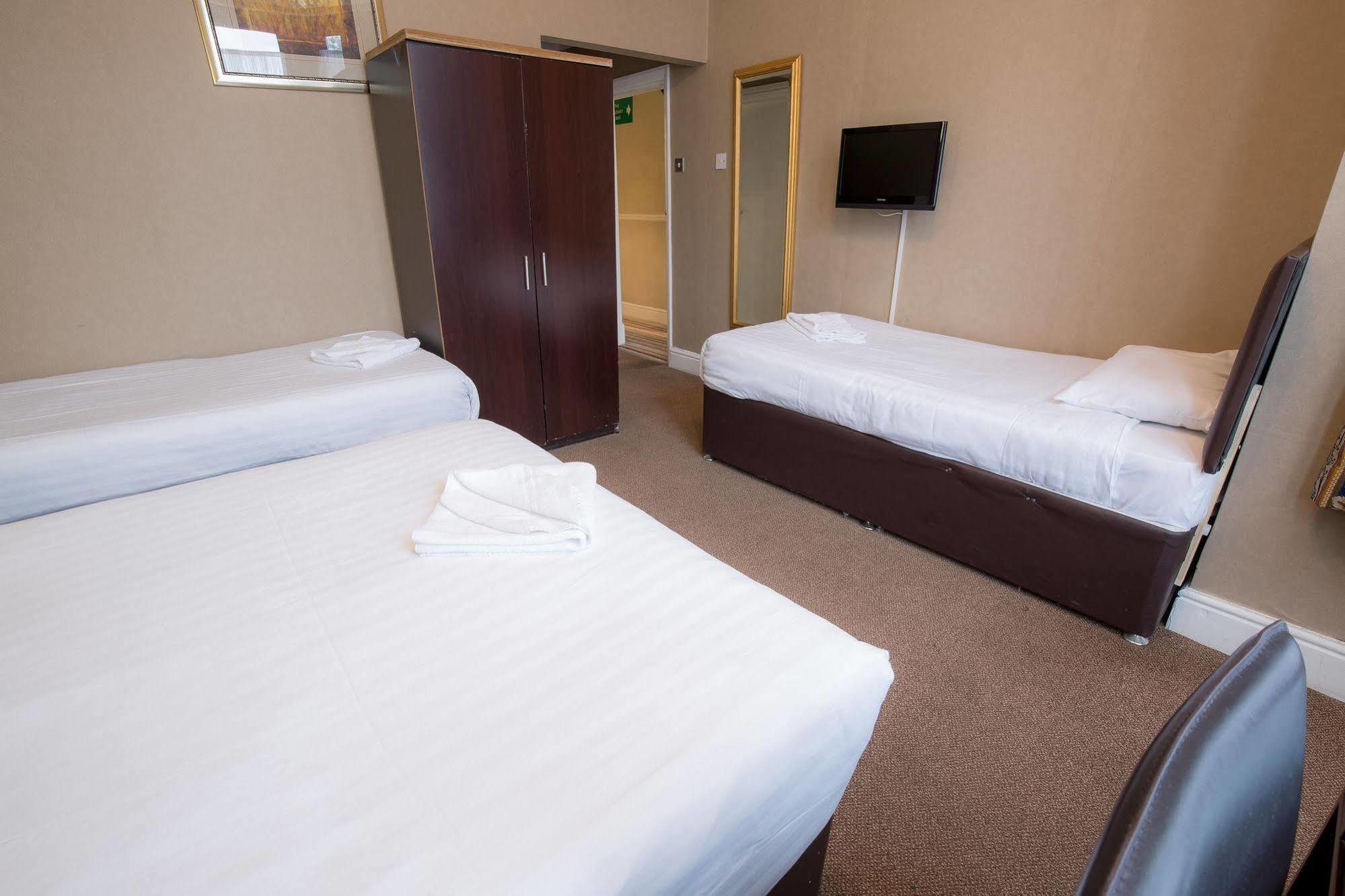 אילפורד Rossmore Hotel מראה חיצוני תמונה