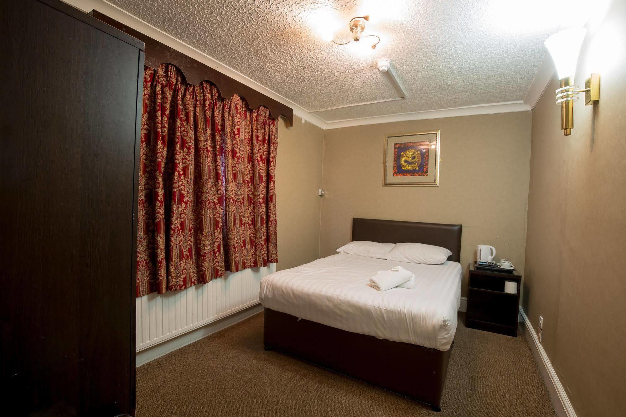 אילפורד Rossmore Hotel מראה חיצוני תמונה