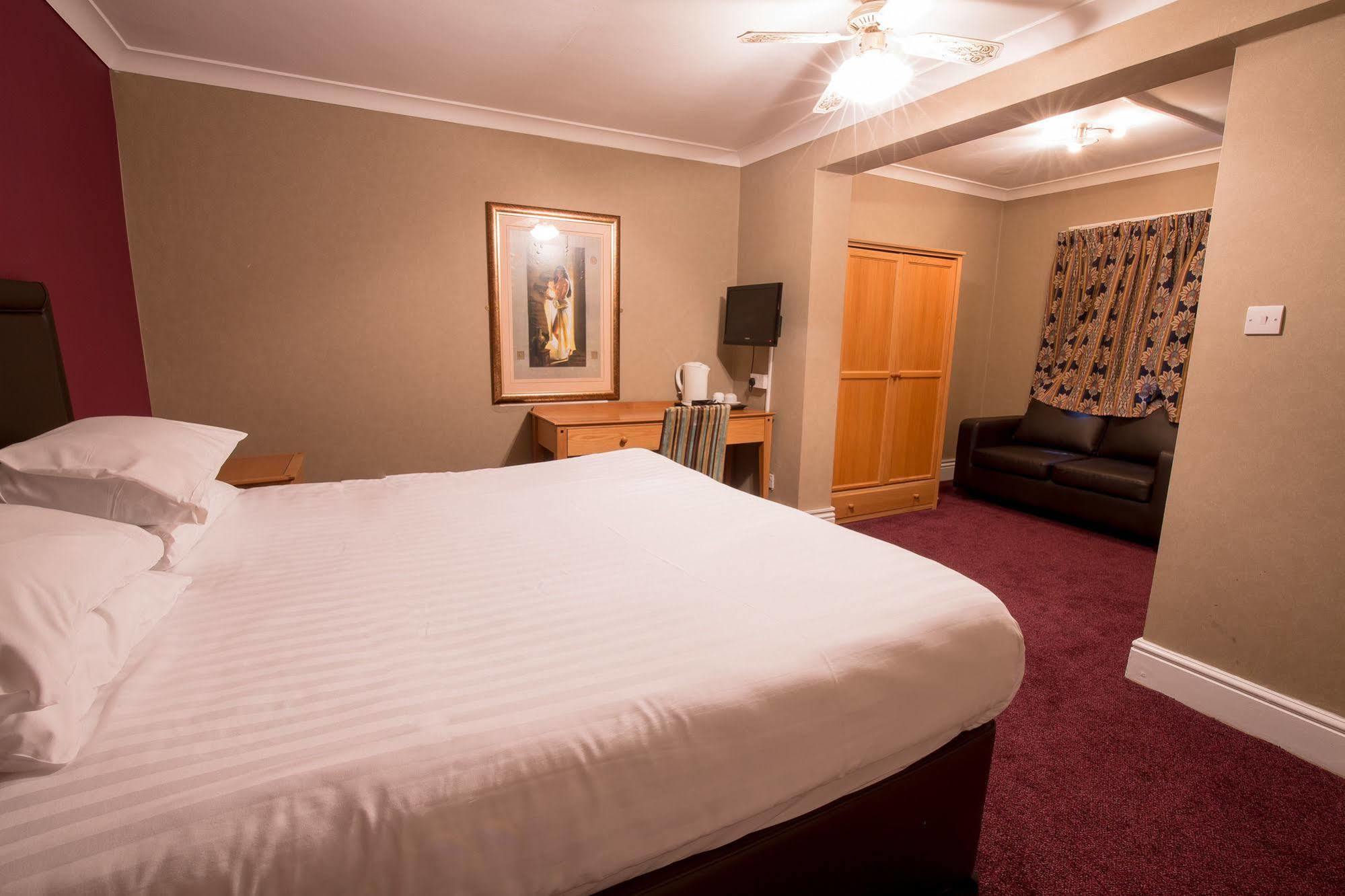 אילפורד Rossmore Hotel מראה חיצוני תמונה