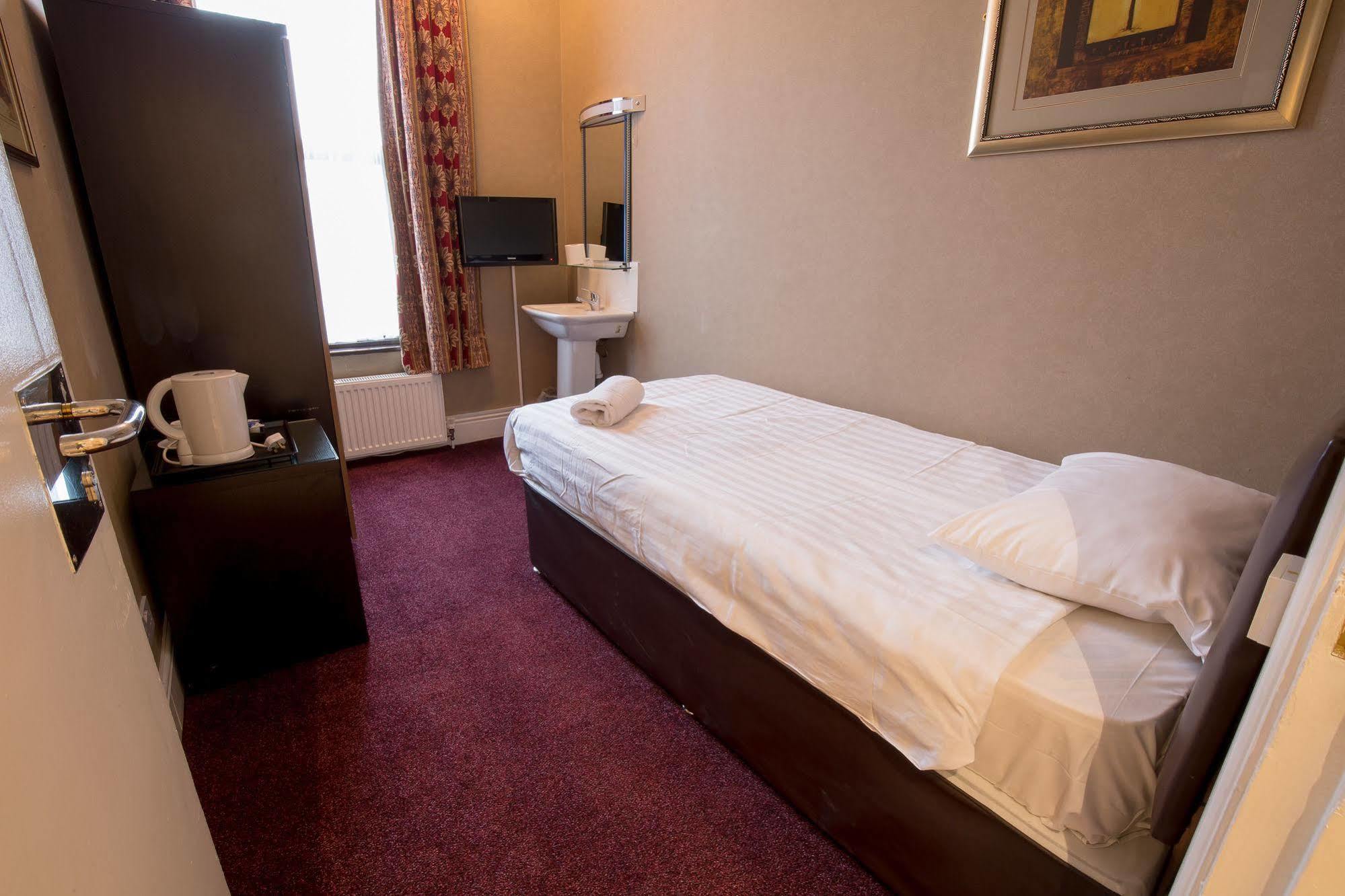 אילפורד Rossmore Hotel מראה חיצוני תמונה