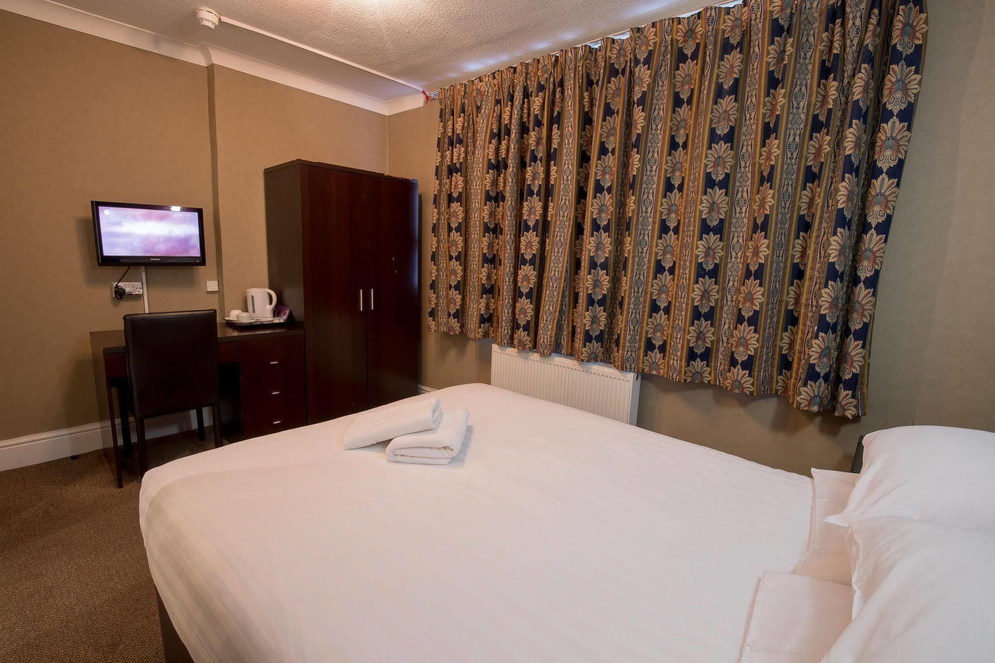 אילפורד Rossmore Hotel מראה חיצוני תמונה