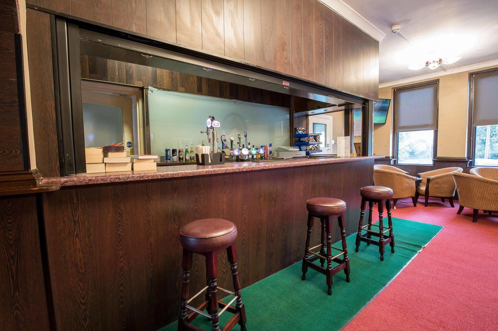 אילפורד Rossmore Hotel מראה חיצוני תמונה